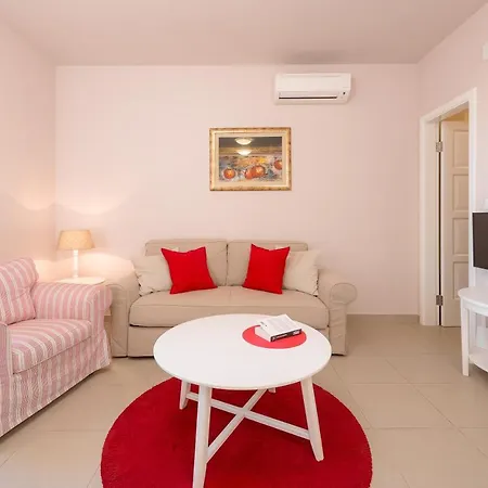 Ora Διαμέρισμα *